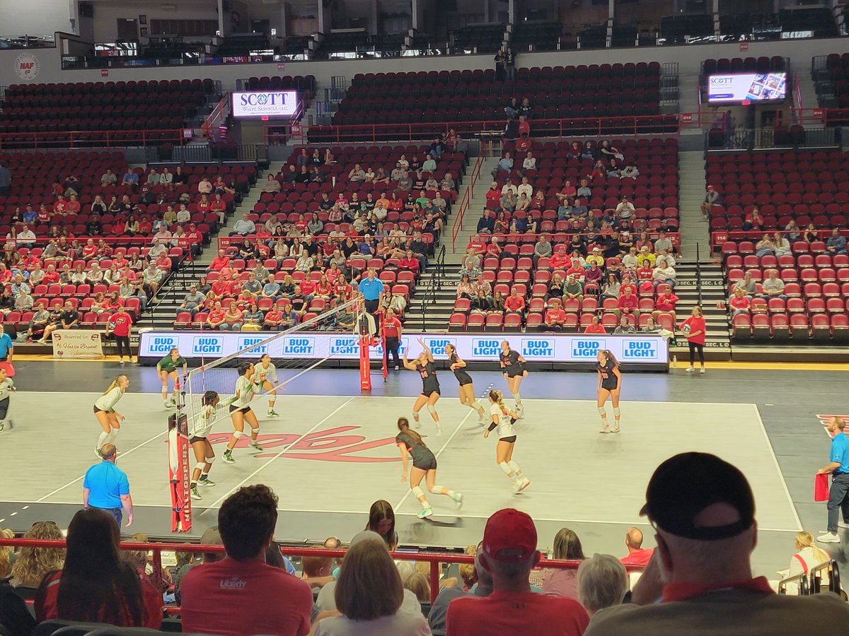 VPslight's tweet photo. Enjoying a vball game.  GO TOPS!  #WKU https://t.co/Bi5mN6Kcdu