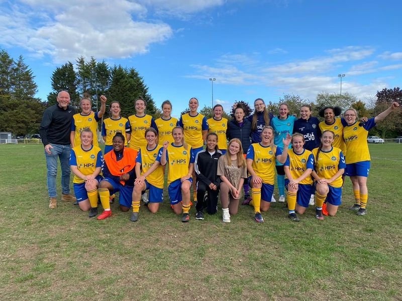 abingdonutdwfc's tweet photo. It was great to have Stuart, owner of our main sponsor @HeatandPowerltd &amp; his family come down and support the Ladies today! Thank you for your support! We hope you enjoyed today’s game and look forward to seeing you again soon #auwfc #weareabingdon 💛💙 https://t.co/uHjKs3GdmT