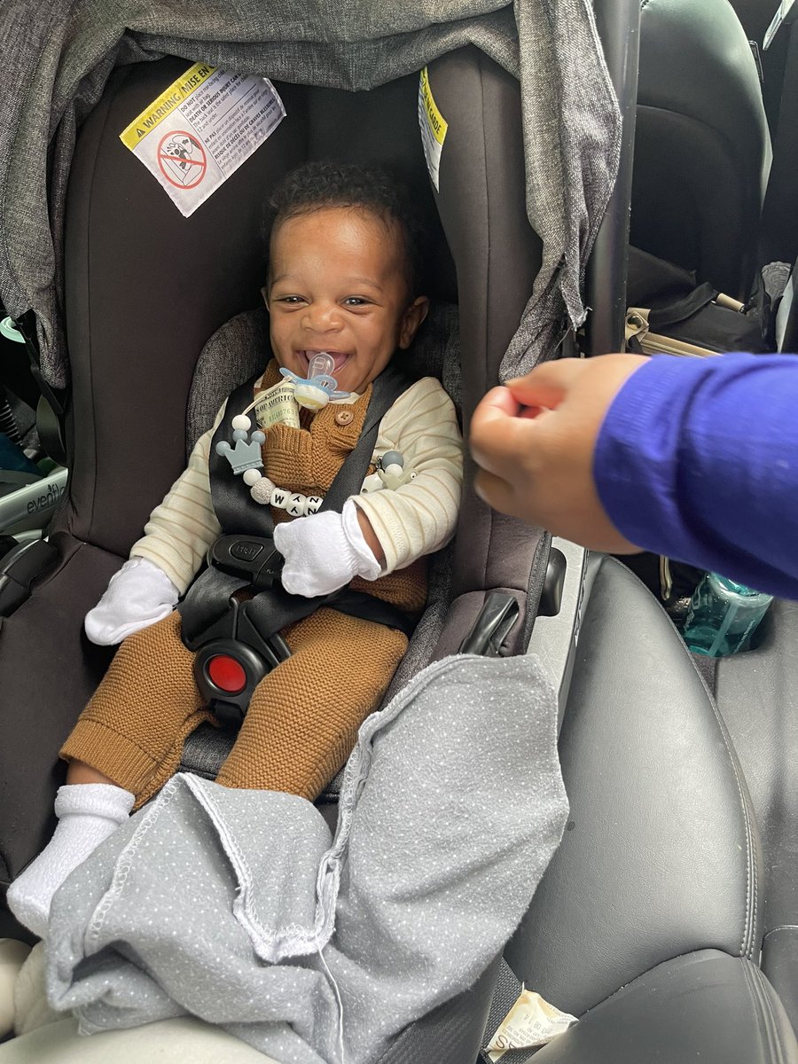 _darkskinwonder's tweet photo. Today was my baby first brunch outing with his grandma and friends. Sent him with flowers &amp;&amp; some money, because we romance and appreciate the women we love 💞 https://t.co/cmtYJjQBYH