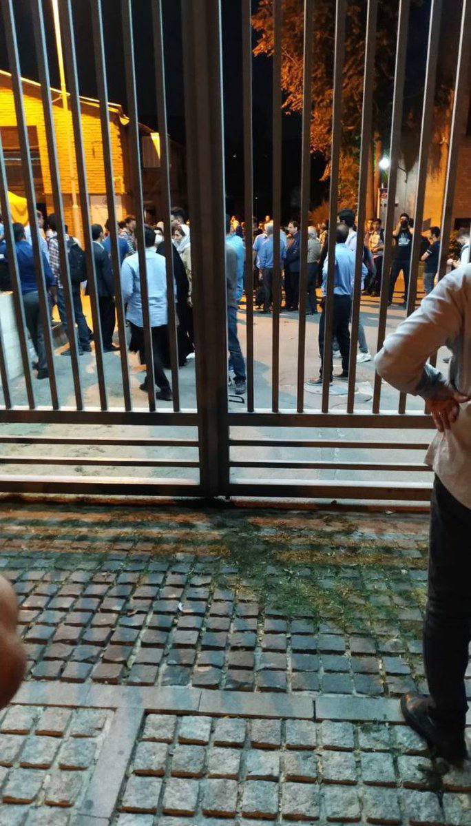 مردم با فراخوان های متعدد دارن به دانشگاه شریف ملحق میشن. شما هم  هرکجای تهران هستید بپیوندید. دانشجوها خط قرمز هستن
#مهسا_امینی