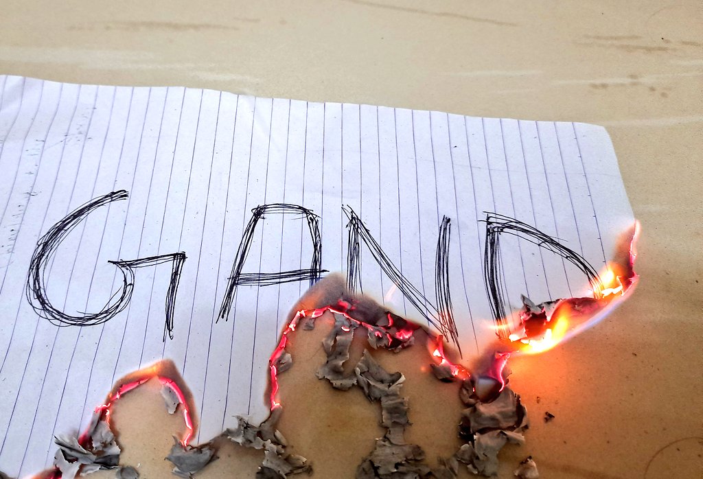 vaidehihihaha's tweet image. Gand jal rahi hai couples ko Garba khelte hue dekh kar