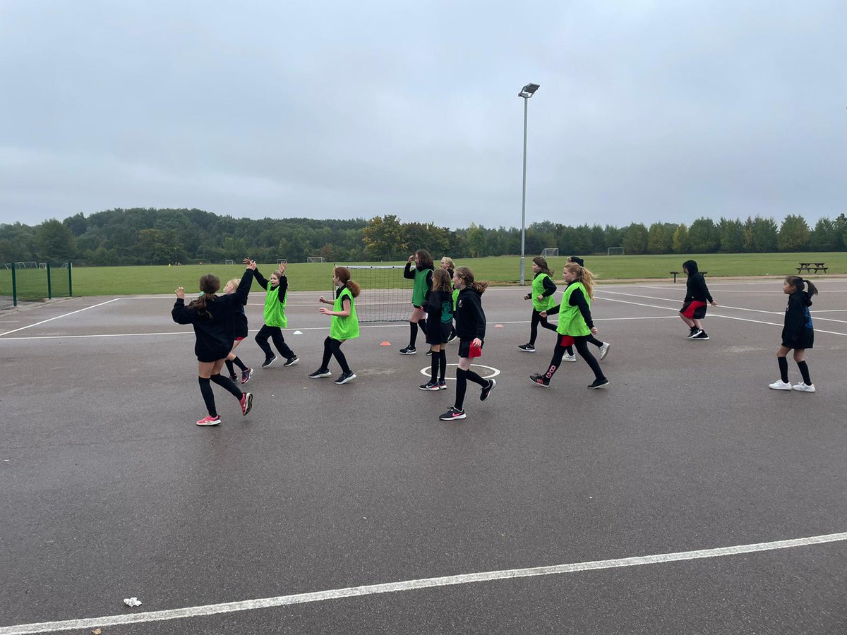 RBA_PEdept's tweet photo. 🥅🥅🥅'Marginal gains' through using their two steps when shooting in handball for these girls. Understanding ✔️ Shooting technique ✔️ Personal development ✔️ #knowshowgrow #conceptcurriculum #PEforALL @robertbms https://t.co/twlw4Pp3dR