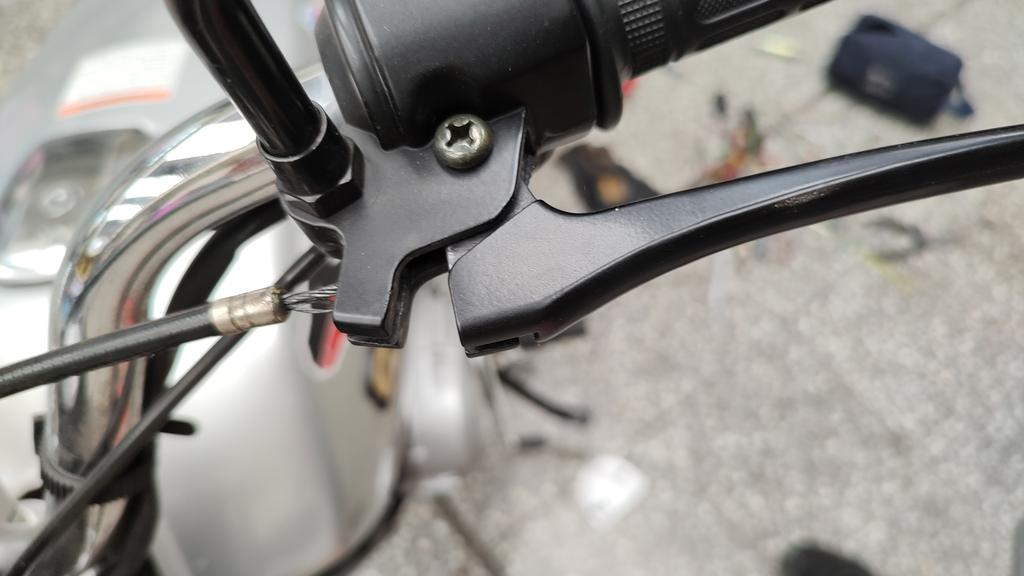 -Media vueltita más de ajuste, vamos a ver cómo queda.
*Apretar el embrague y se corta*
Perfecto, tecnología inalámbrica