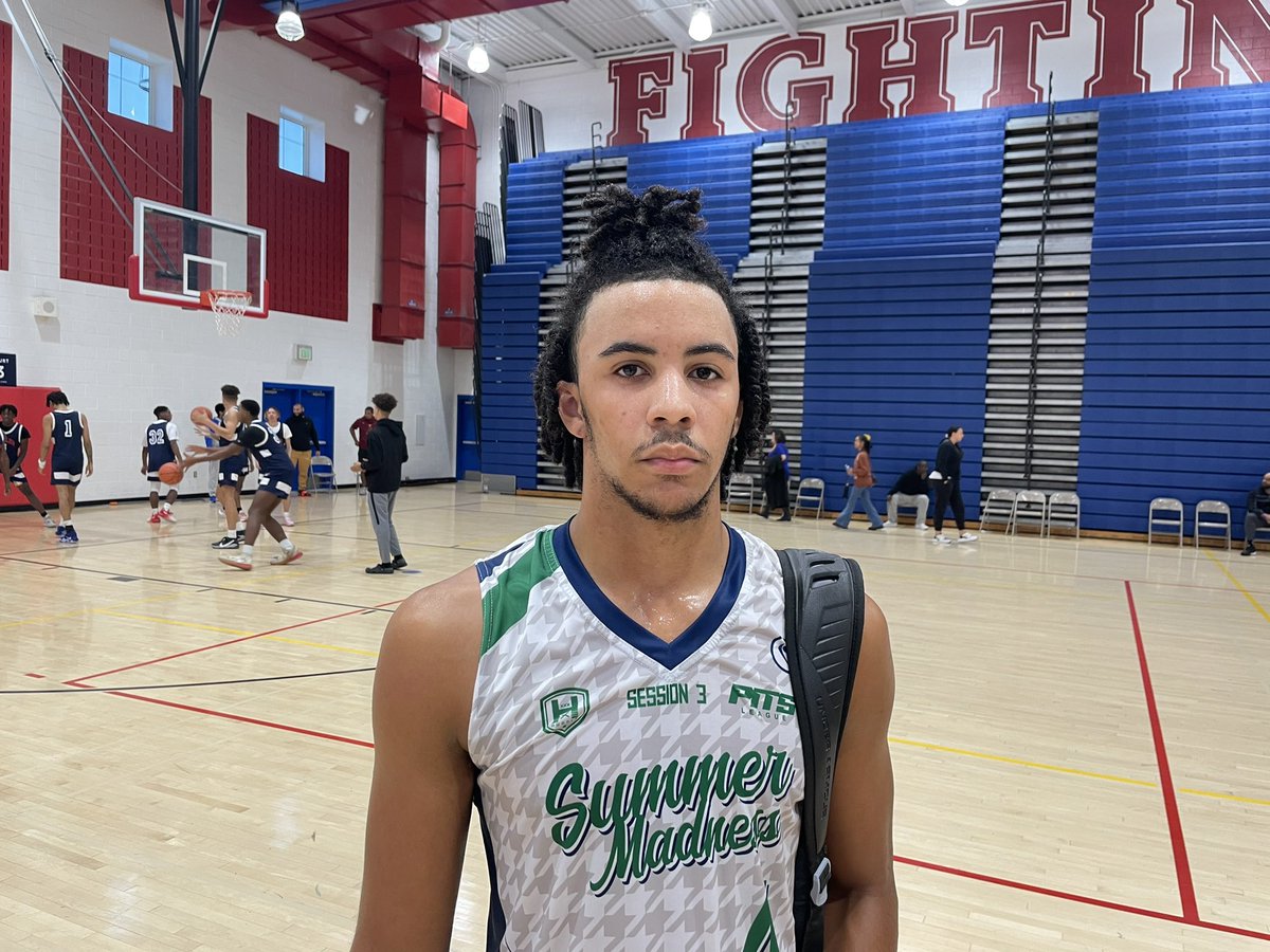 jwherron10's tweet photo. 2024s Diggy Holloway and Chris Brown helped lead St. Charles to a buzzer beater win over SSSAS! Big things coming in Waldorf!

@theCBGLive @TheRealBdotInge https://t.co/CmhOqErtJV