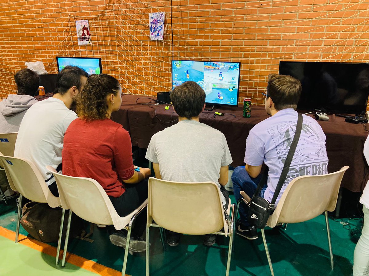 segovia_es's tweet photo. El concejal de @segoviajoven, @Angel_Galindo_, asiste a la clausura de ‘Segovia Freak’, que ha reunido durante el fin de semana una veintena de actividades en torno al cómic, manga, cosplay o videojuegos.
#SegoviaEsFreak
#SegoviaEsJuventud #LaCiudadQueSomos #OrgulloFreak https://t.co/j4BSPqeWAN