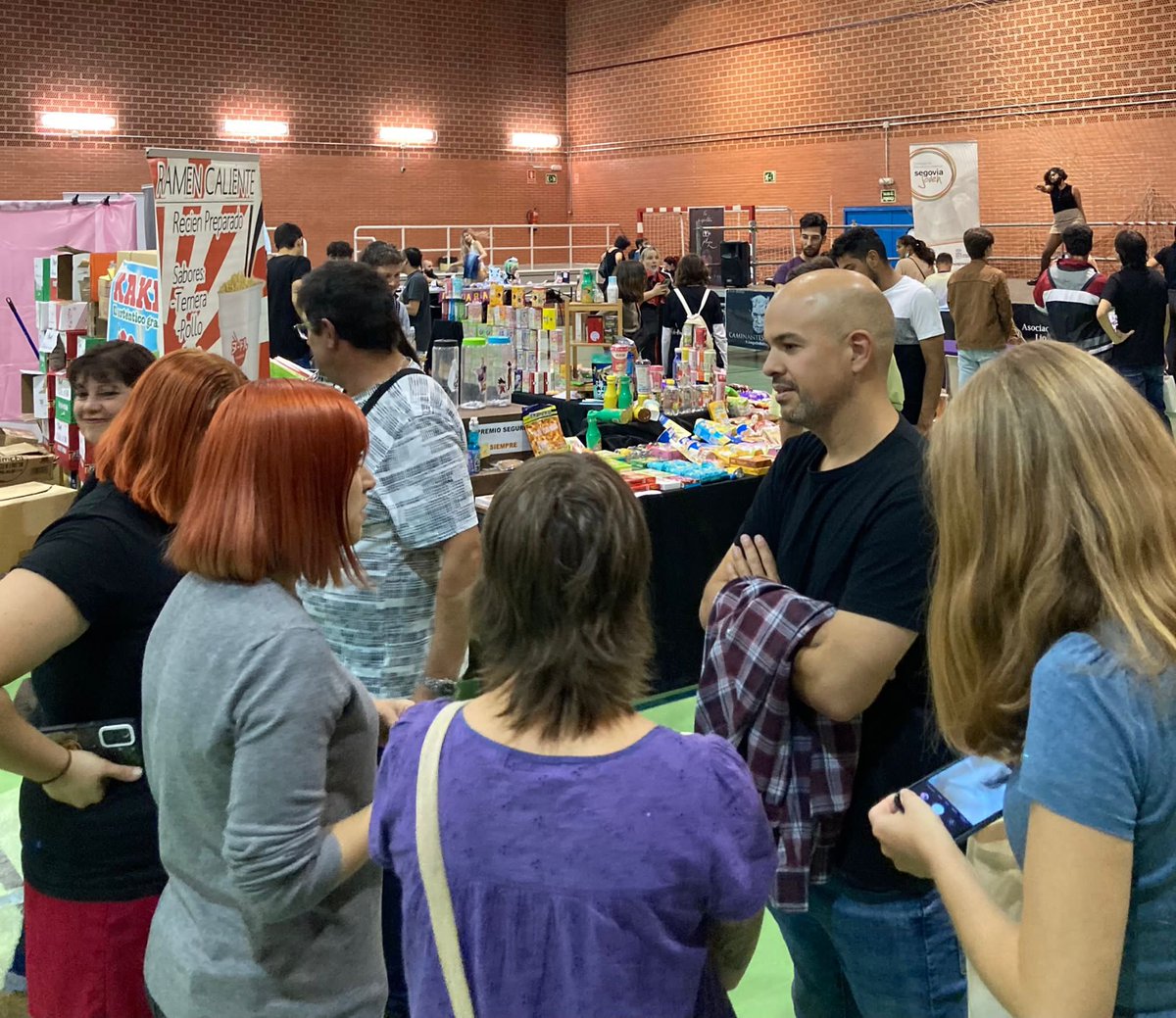 segovia_es's tweet photo. El concejal de @segoviajoven, @Angel_Galindo_, asiste a la clausura de ‘Segovia Freak’, que ha reunido durante el fin de semana una veintena de actividades en torno al cómic, manga, cosplay o videojuegos.
#SegoviaEsFreak
#SegoviaEsJuventud #LaCiudadQueSomos #OrgulloFreak https://t.co/j4BSPqeWAN