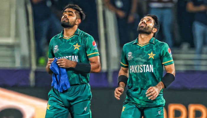 KamilBreakdown's tweet photo. Riz and Babar to everyone: Mil gaya middle order ko poora chance. Hun araam aye?

#PakistanCricket #PakvsEng2022 https://t.co/najo23namF