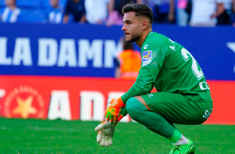 ÁLVARO FERNÁNDEZ. Portero bipolar. Lo mismo te hace un paradón, que se pone a jugar al "Tragabolas". Ha dado más regalos que Papá Noel en Nochebuena. Más fallos que el Windows Vista. Él y  Lecomte son los "Andy y Lucas" de los porteros. #rcde