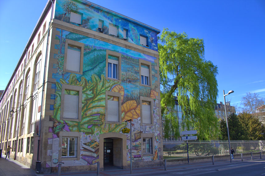 mapaymochila_'s tweet photo. Vitoria es una ciudad "verde" ♻, pero debido a sus #murales, es una ciudad multicolor. ¿Conoces el proyecto comunitario y participativo de #LaCiudadPintada?. Descubre porque #VitoriaGasteiz es una auténtica galería de arte al aire libre #StreetArt #imvg https://t.co/OWd2Tb3a22 https://t.co/6JhXQLOiA4