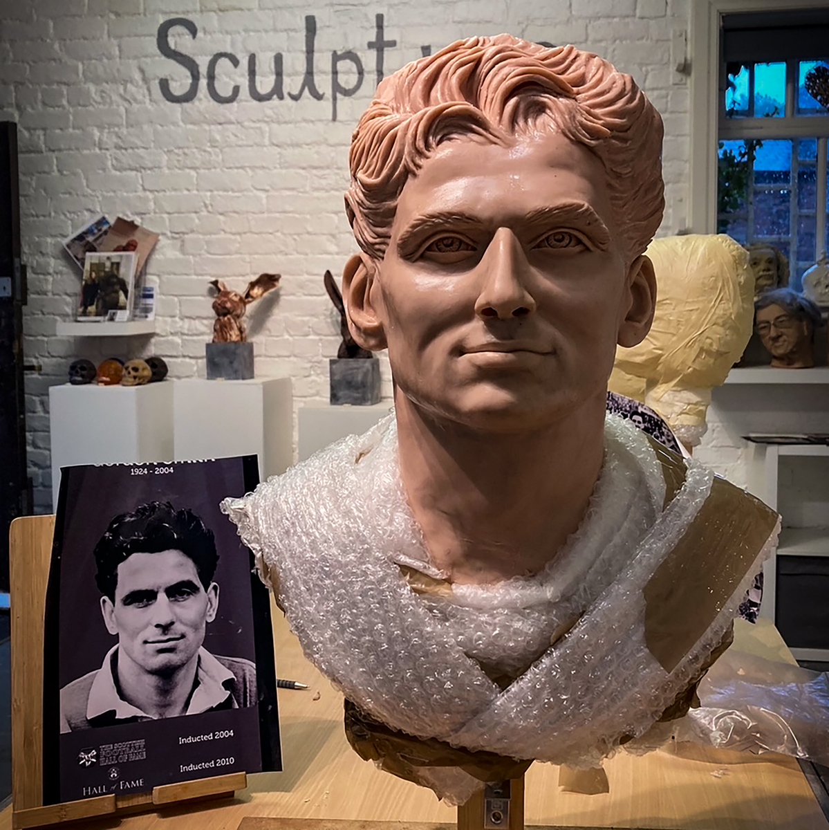 The next step to bronze. The amazing sculptor captures Gordon Smith’s likeness. Work to do but starting to come together. <a href="/HibernianFC/">Hibernian Football Club</a> #gordonsmith #bronzes