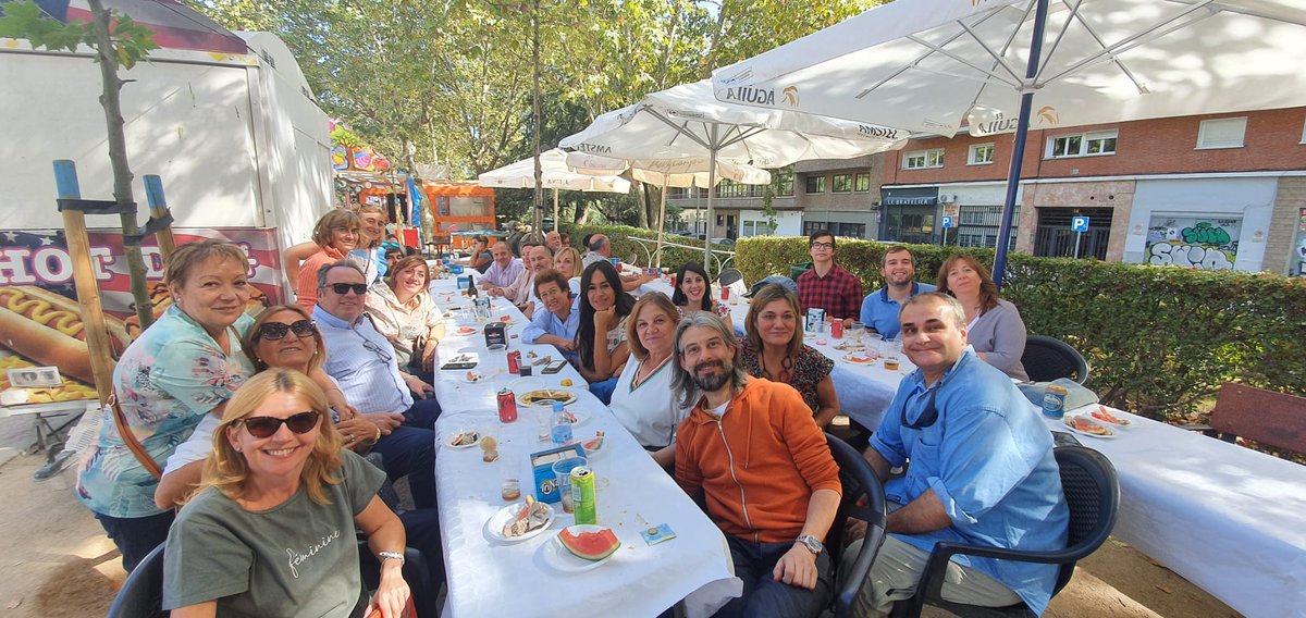 CsMadChamartin's tweet photo. Hoy en #Chamartín nos han acompañado @begonavillacis y @SilviaSaavedraI en la paella para celebrar las Fiestas de San Miguel del distrito junto a los afiliados de todo Madrid. Gracias a todos por vuestra compañía. https://t.co/0oTMsS8ljW