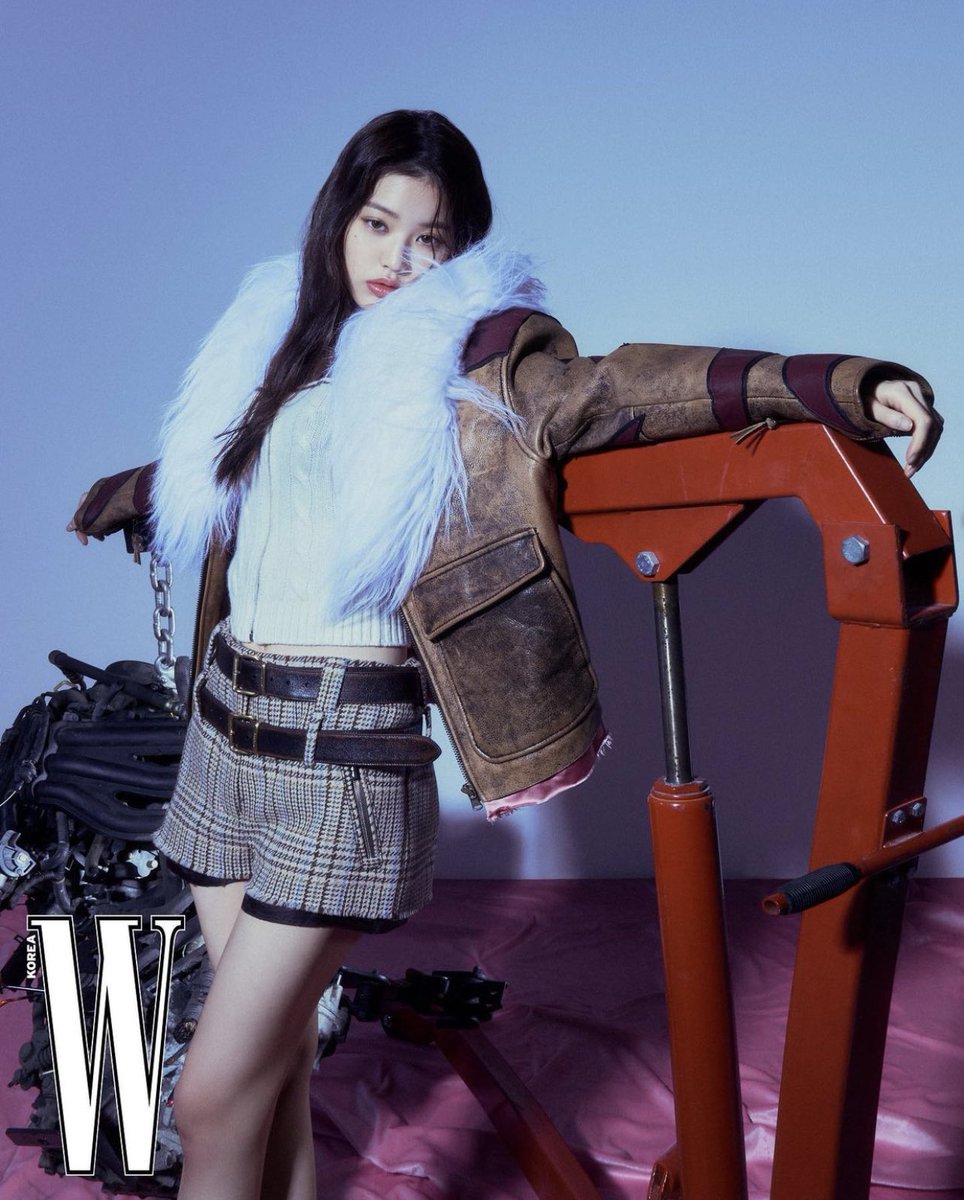 PopBase's tweet photo. IVE's Wonyoung stuns in new photoshoot for W Korea. https://t.co/1TZ8sW0fpJ