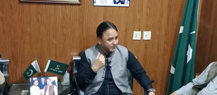 #گلگت:سابق وزیراعلی و صدر پاکستان مسلم لیگ (ن) گلگت بلتستان حافظ حفیظ الرحمن پارٹی رہنماؤں کے ہمراہ پریس کانفرنس کررہے ہیں۔