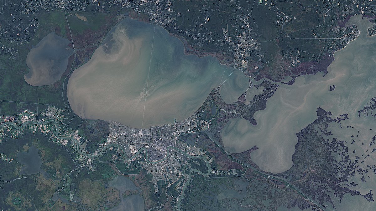 Perched among #LakePontchartrain and the many other #estuaries all around, #NewOrleans (parts of which are below sea level) has enviable and at the same time worrisome water access.

This #Landsat 9 scene was gathered on Sep. 30, 2022.
Larger version here:
drive.google.com/file/d/1BF2Sqj…