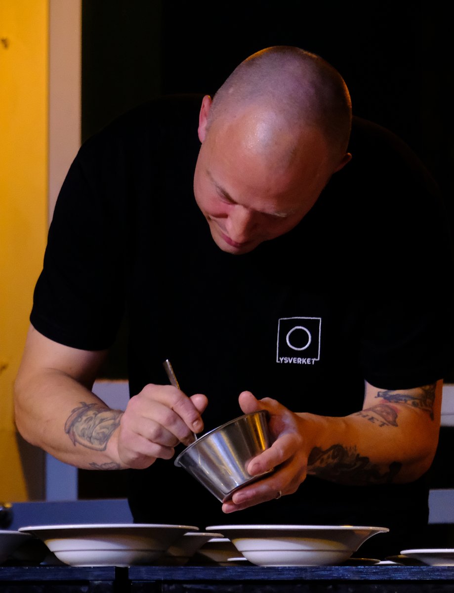 What did Bergensers do Fri night? Learn about the #oceans at #ResearchersNight at Bergen Aquarium #forskningsdagene! Former PM @Erna_Solberg spoke on the state of the ocean. Michelin chef Christopher Haatuft shared his sustainable use of the ocean. Wow! <a href="/SDGbergen/">UiB Ocean / SDG Bergen</a> @SEAS_UiB @uib