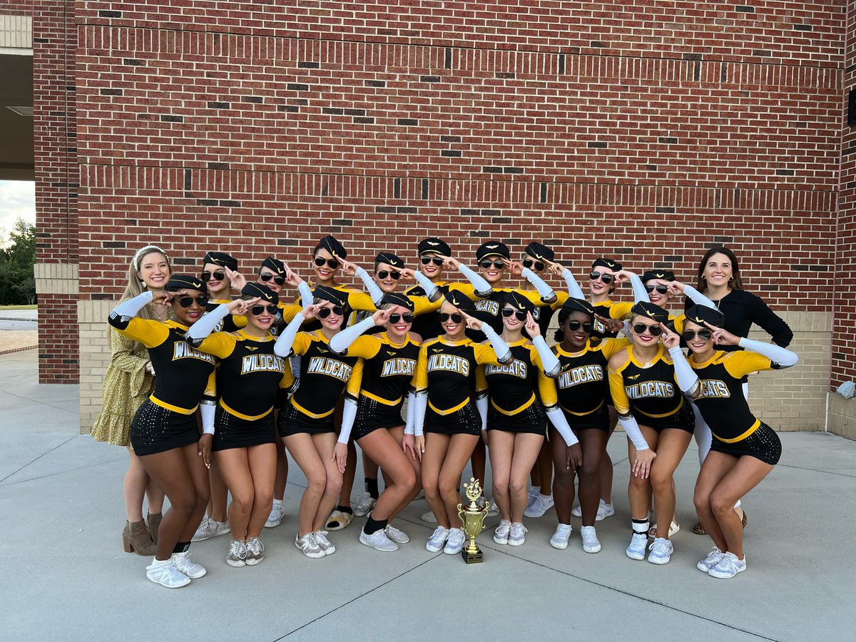 MrsSaffian's tweet photo. These girls took flight yesterday! #RHHSCheer #TakeFlight  @RHHSCheerleader https://t.co/hYTkCgHPfd