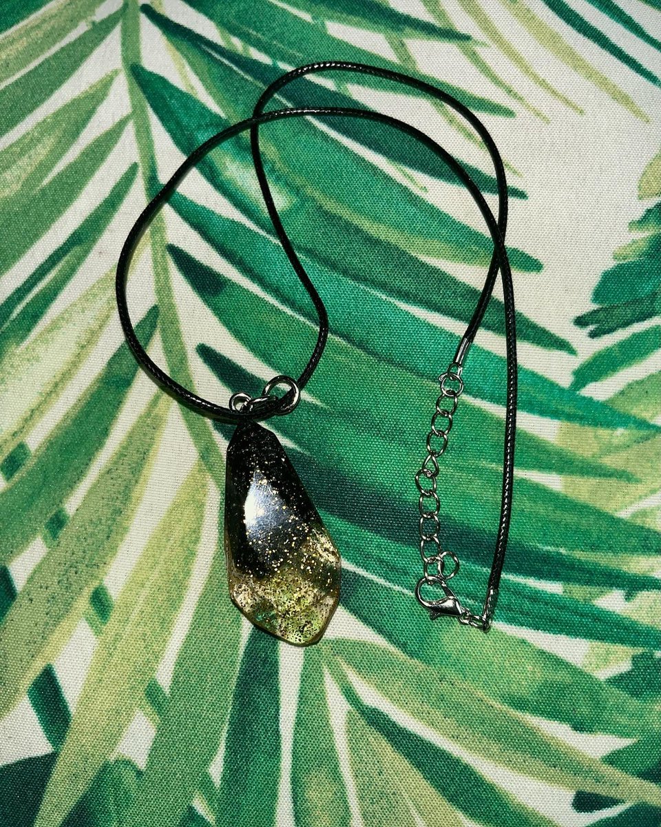 GroovySoulsCS's tweet photo. This beautiful pendant is now FOR SALE!😍🖤
Price: $25 w/ FREE shipping‼️
Want alittle more? Make it a set, add any pair of earrings for an extra $7!
DM to place an order & YES, we do customized jewelry🖤
#smallbusiness #resin #resinshop #homemadejewelry #resinart #resinitems https://t.co/s32lJig0Lw