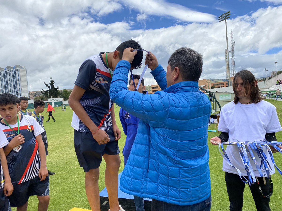 IndeportesBoy's tweet photo. #Intercolegiados | continuamos disfrutando de la fiesta escolar más grande del país, en la categoría Pre juvenil de #Fútbol, el colegio Seminario Diocesano de Duitama fue el gran campeón de este certamen. https://t.co/33nEUaylXU