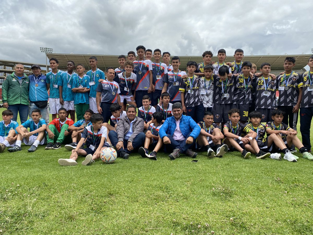 IndeportesBoy's tweet photo. #Intercolegiados | continuamos disfrutando de la fiesta escolar más grande del país, en la categoría Pre juvenil de #Fútbol, el colegio Seminario Diocesano de Duitama fue el gran campeón de este certamen. https://t.co/33nEUaylXU
