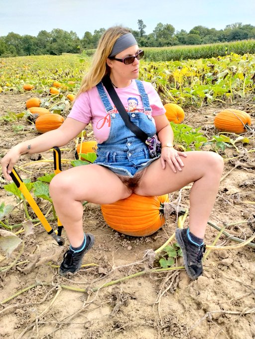 It's 🎃🍁👻 season!!!  https://t.co/CD3QkjbboI https://t.co/wNoP1D2BGn