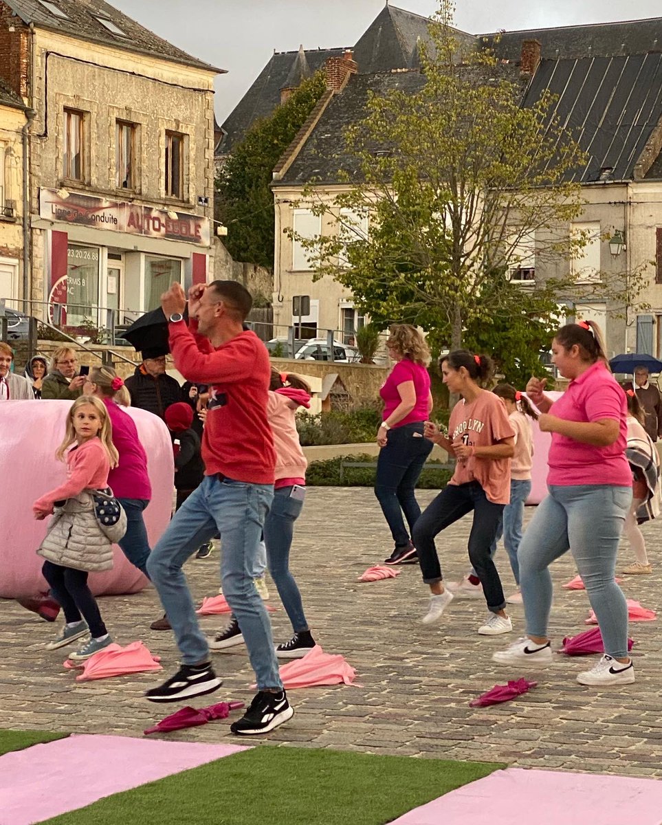 C’est fait ! #OctobreRose2022 est lancé à Montcornet avec la participation de nombreux bénévoles. Un mois de sensibilisation au dépistage du cancer de sein, un mois aussi dédié à la lutte contre le cancer et pour la recherche durant lequel la ruralité doit se mobiliser.