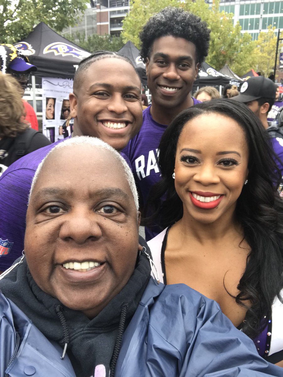 EllaBubbles's tweet photo. #andfootball Our cheerleaders are the best!💜 https://t.co/NkhWzVoS9q