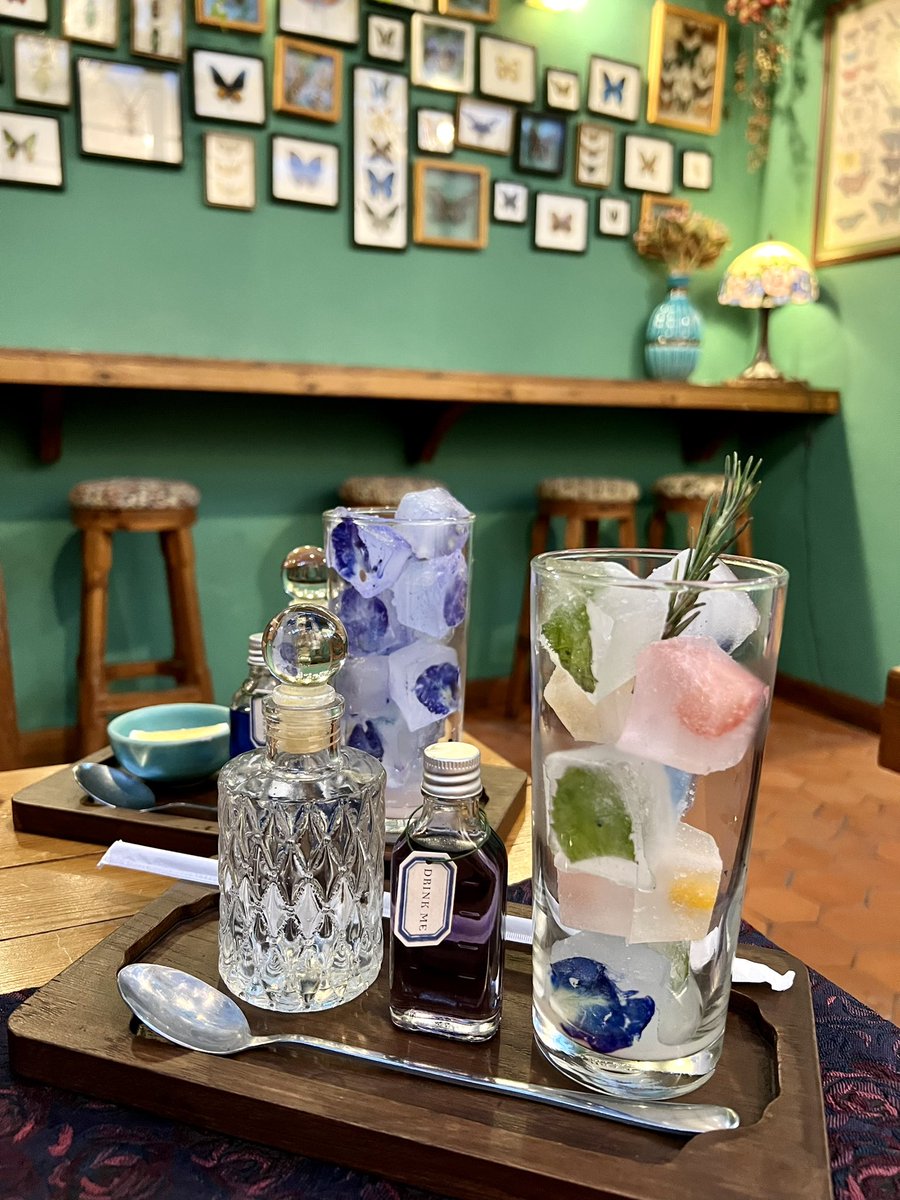 lv210923759's tweet photo. バンコクのおしゃれなカフェ☕️
①feather StONE
②ウォールフラワーズカフェ
③Sretsis Parlor
他の国にないタイらしい独特な可愛さが人気の理由だと思う。何もかもかわいい、①はりのさん(@ririririnotan )と一緒に行ったけど、2人ともかわいいしか言ってないレベル。何もかも写真よりかわいい。 https://t.co/IqlBeUewXn