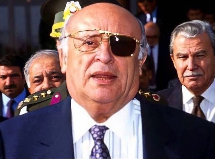efsopostlarim's tweet photo. Azerbaycan Cumhurbaşkanı Haydar Aliyev'i havaalanında uğurlayan dönemin Cumhurbaşkanı Süleyman Demirel 'in tören sırasında gözlüğünün tek camı düşer ve "Korsan Baba" yakıştırması yapılır. Fotoğrafı çeken Fatih Arıkan' da bizzat Demirel tarafından ödüllendirilir. https://t.co/QjNbRz4Qls