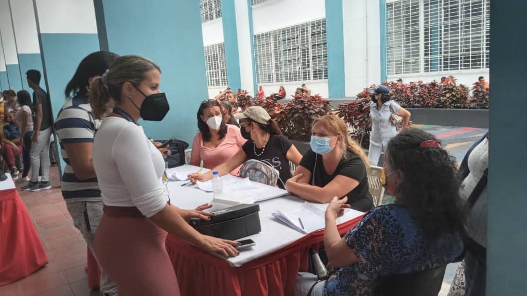Edu_Caracas's tweet photo. ¡Nos preparamos con todo!
#JuntosRegresemosALaEscuela
La Feria del Calzado para maestras y maestros arrancó con fuerza desde #Caracas este fin de semana y recorrerá #Venezuel
¡Gracias presidente!
@NicolasMaduro y ministra @_LaAvanzadora y con el apoyo constante @gracielamarilis https://t.co/b6xGPYrDQN