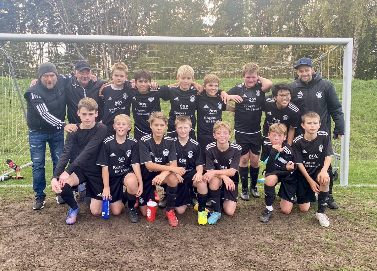 rmssgif's tweet photo. P09 hade idag sista matchen för säsongen. 
Bra jobbat både spelare och ledare! 💪🏼🖤🤍⚽️👏🏼 https://t.co/soOX829lmv