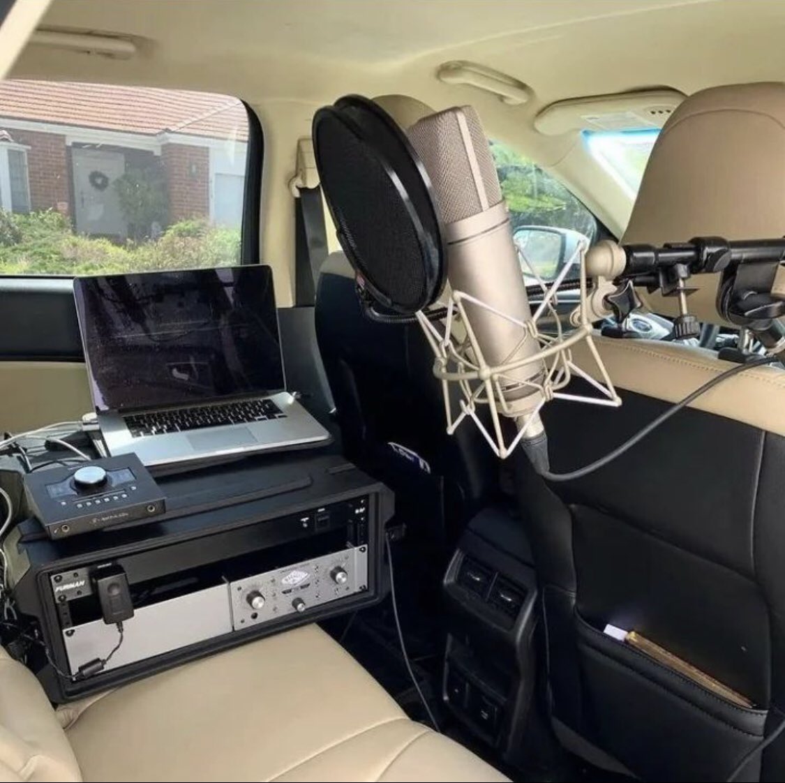 ManOfTheYear808's tweet photo. This how I always imagined Kendrick Lamar recorded “Backseat Freestyle” : https://t.co/VWbbDGJtCv