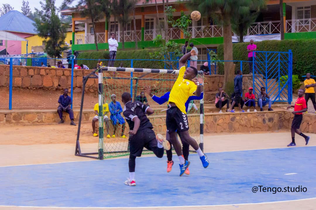 FerwahandRwanda's tweet photo. Mu mpera z'iki cyumweru habaye imikino ya #FridayHandballNight yitabiriwe n'amakipe ane (Police HC, APR HC, Nyakabanda na Gorillas HC).
Uko imikino yo ku wa Gatanu yagenze:
APR HC 36-38 Gorillas HC
Police 41-25 Nyakabanda https://t.co/1Q2Gin0Cft