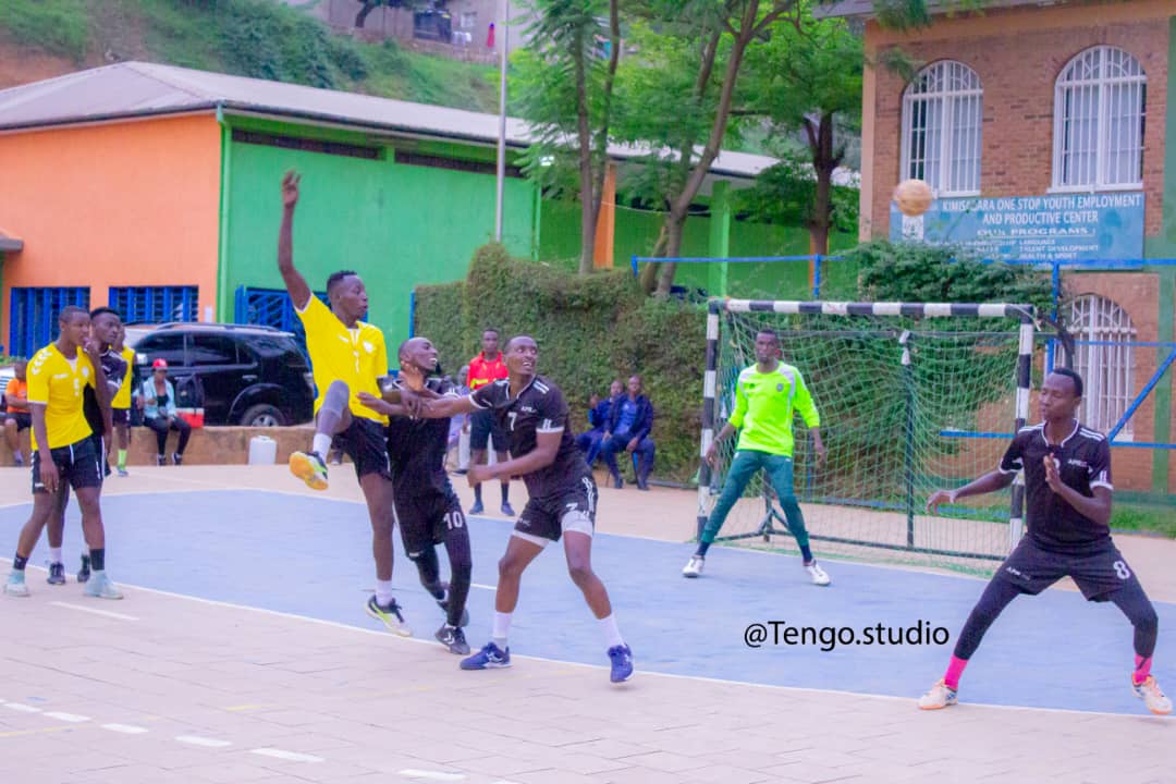 FerwahandRwanda's tweet photo. Mu mpera z'iki cyumweru habaye imikino ya #FridayHandballNight yitabiriwe n'amakipe ane (Police HC, APR HC, Nyakabanda na Gorillas HC).
Uko imikino yo ku wa Gatanu yagenze:
APR HC 36-38 Gorillas HC
Police 41-25 Nyakabanda https://t.co/1Q2Gin0Cft