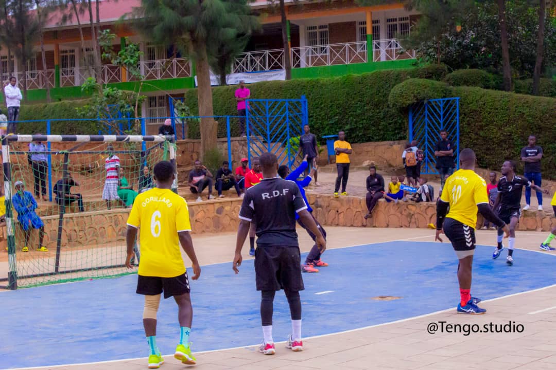 FerwahandRwanda's tweet photo. Mu mpera z'iki cyumweru habaye imikino ya #FridayHandballNight yitabiriwe n'amakipe ane (Police HC, APR HC, Nyakabanda na Gorillas HC).
Uko imikino yo ku wa Gatanu yagenze:
APR HC 36-38 Gorillas HC
Police 41-25 Nyakabanda https://t.co/1Q2Gin0Cft