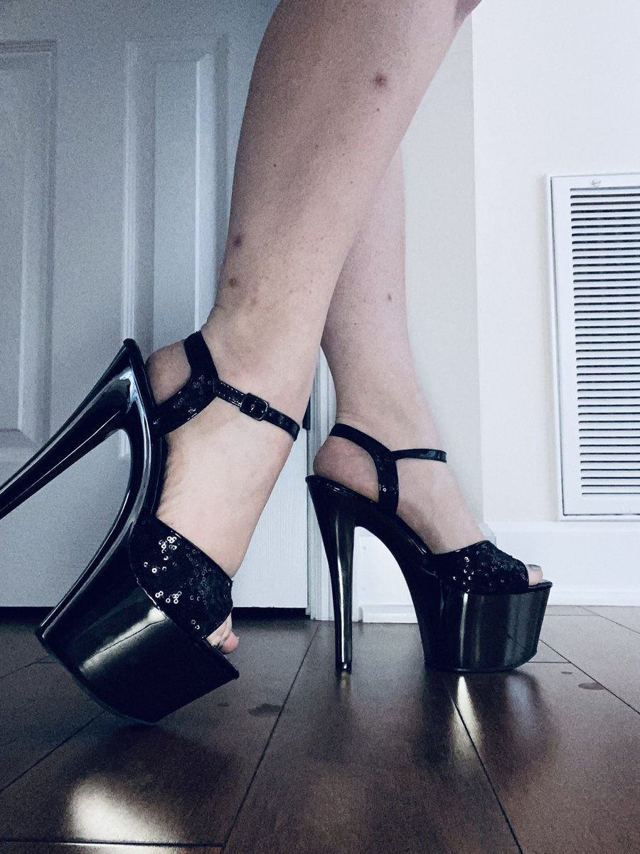 Miss_IvyB's tweet photo. The nurse will see you now. #reallifenurse #stripperheels https://t.co/ijLBs1ZSWU