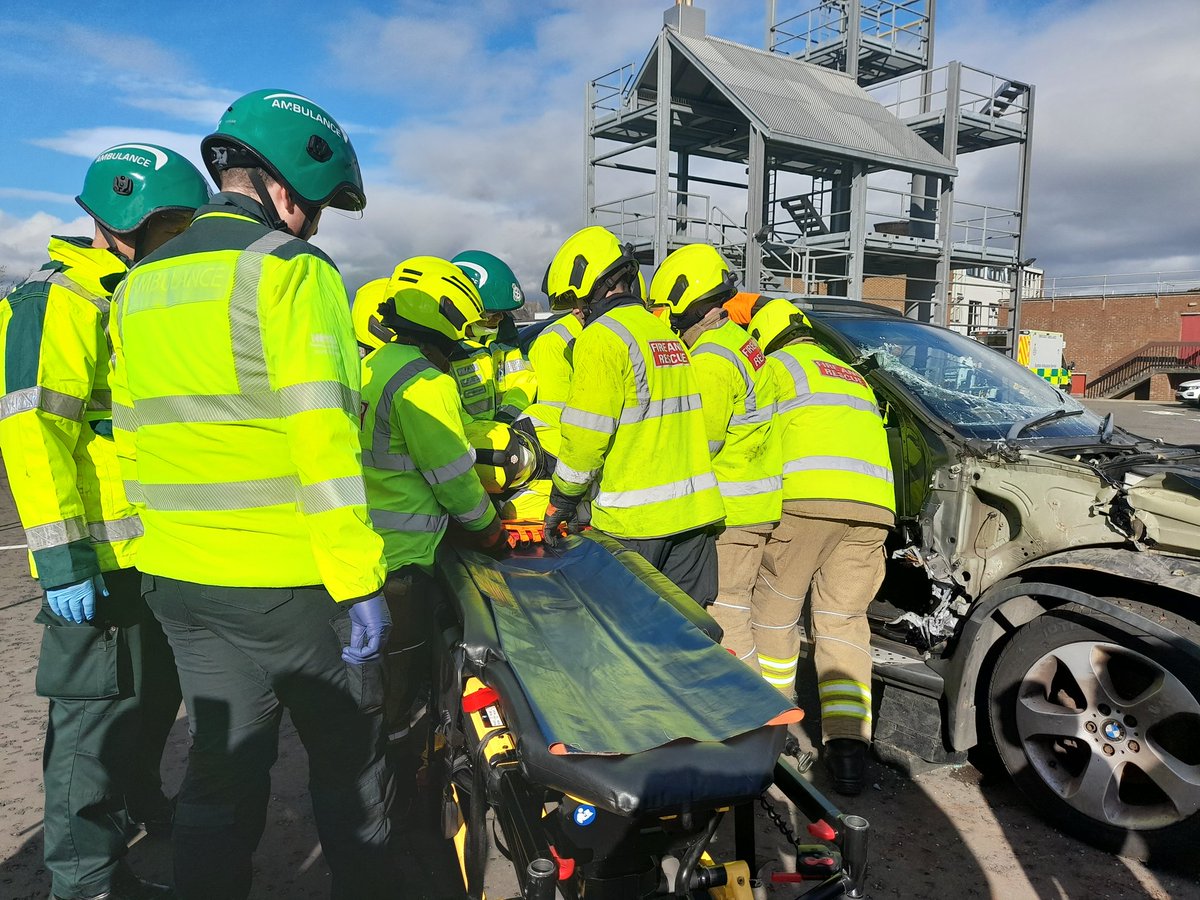 ClaireR30751561's tweet photo. Fantastic to see services training together today. Great learning opportunity...thank you 👏 🤩
#workingtogethertosavelives
#RTCtrauma
#collaborativelearning
#jawsoflife https://t.co/TAUeb5qhhz