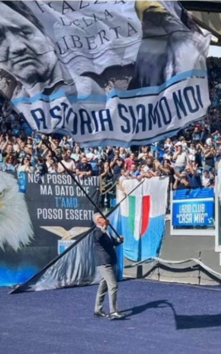 Massimo Maestrelli sventola il bandierone con l'immagine del padre 

è la foto più bella di una giornata indimenticabile

#Maestrelli100 #LazioSpezia
#TommasoMaestrelli