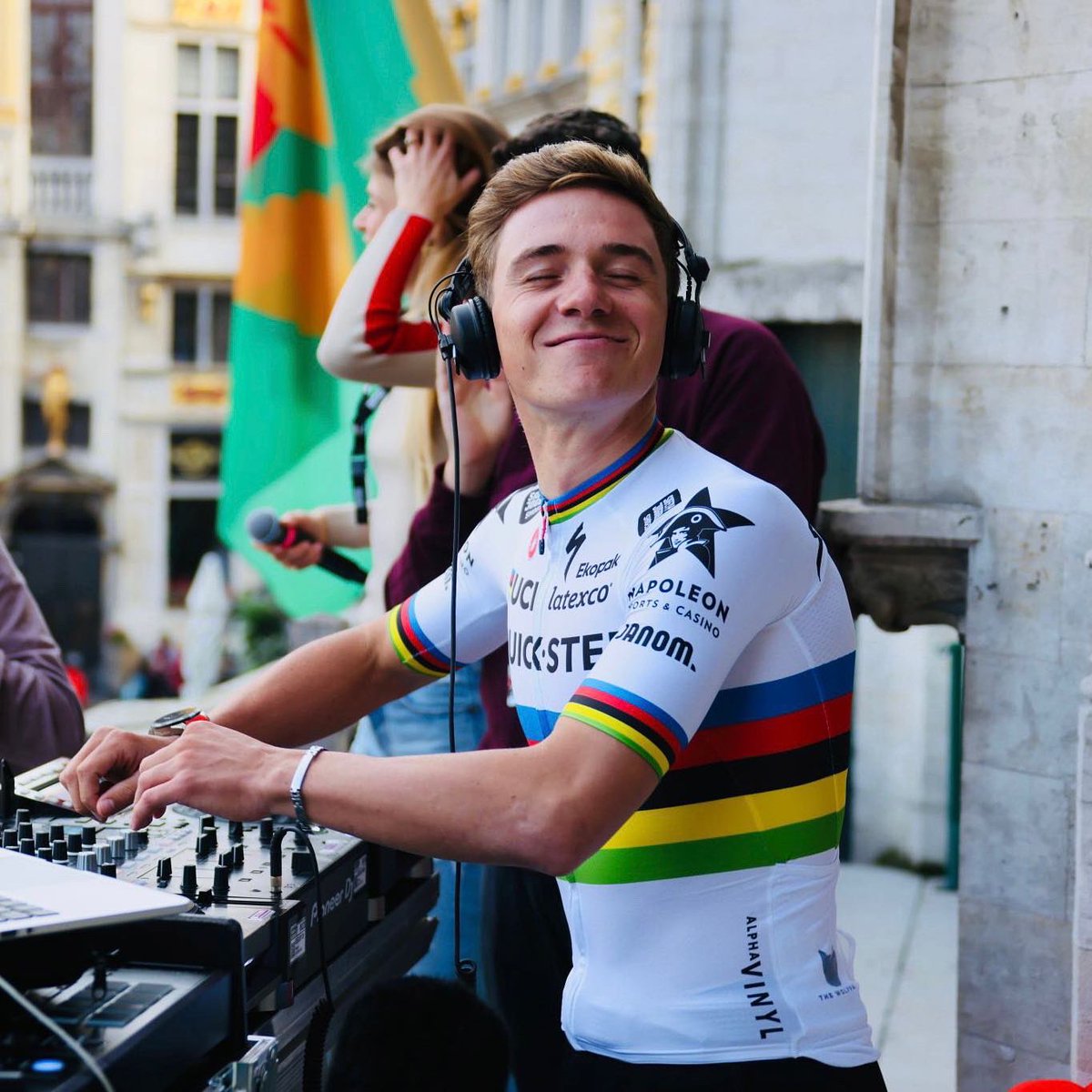 EvenepoelRemco's tweet photo. Caption this 😂🎧❤️ https://t.co/Dz89rVfXxl