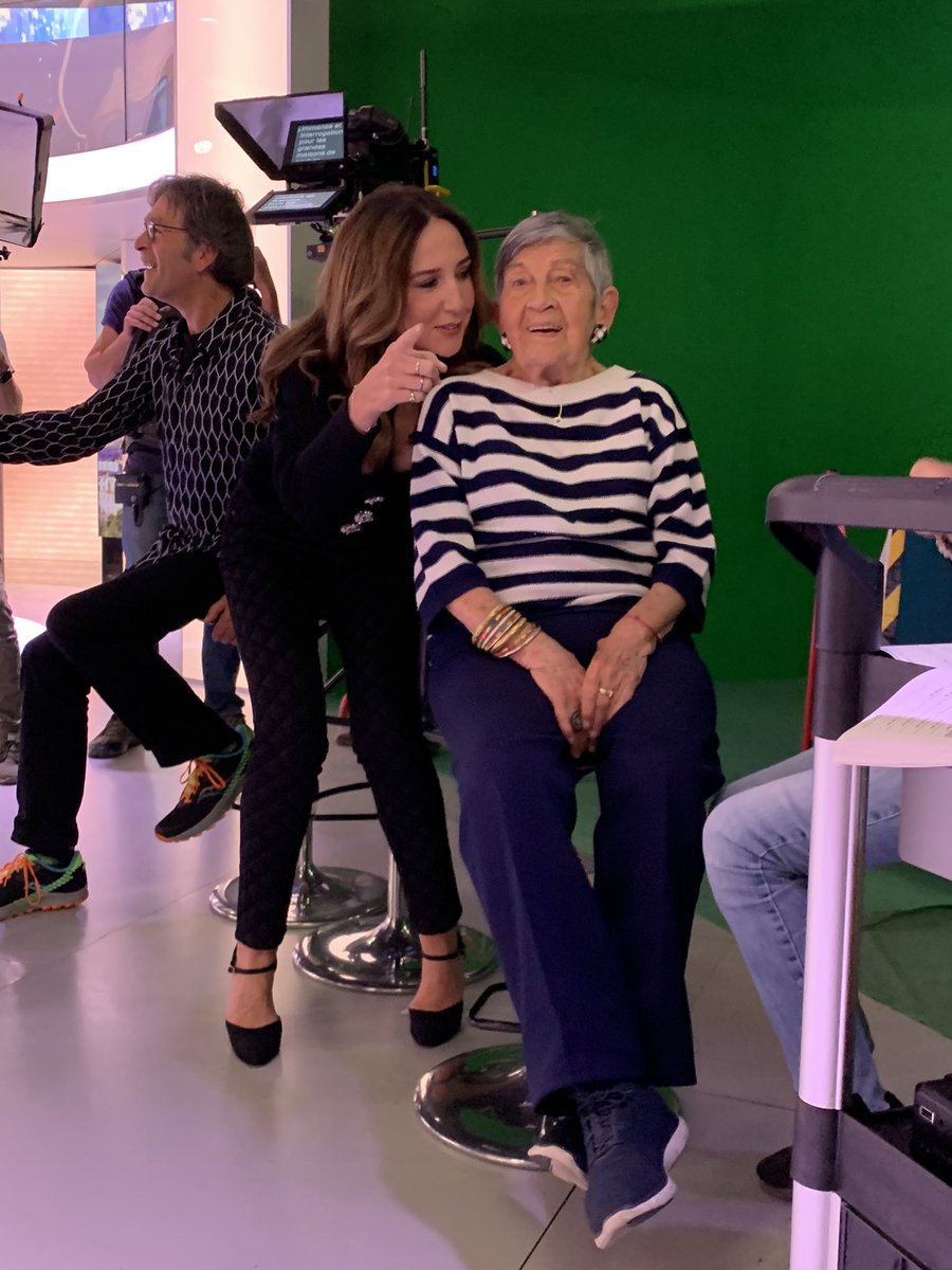 20h30_france2's tweet photo. C’est parti pour l’émission #20h30ledimanche avec #ElsaZylberstein et #GinetteKolinka 💞 #coulisses #france2 https://t.co/zYBzV8jiL7