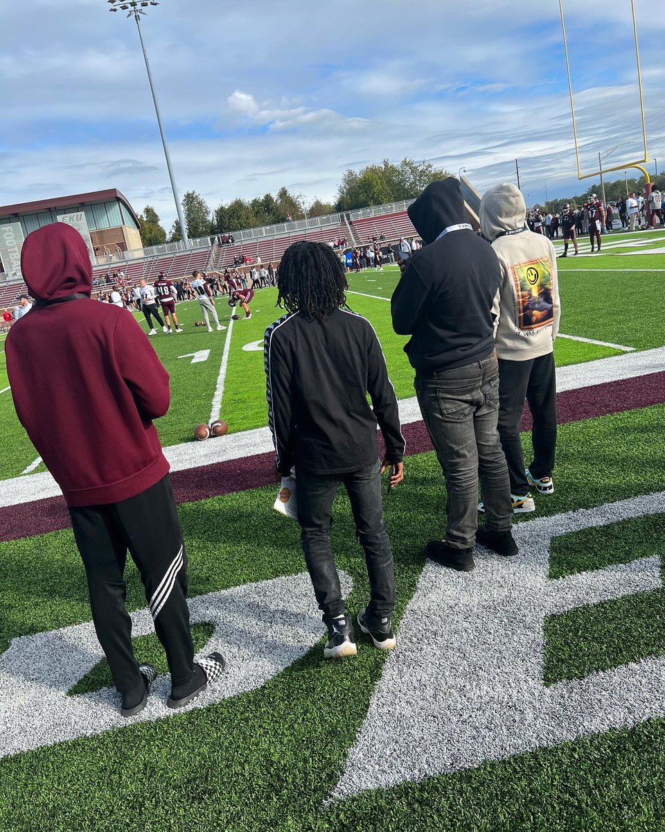 DossdragonsFB's tweet photo. Eku visit for the dragons @hollywoodshaww @Ter1us__ @JameazeHjr @JerryKpehe2 appreciate   @EKUSports @EKUFootball  for the visit!! 🐉 #dragonpride #dosshighschool https://t.co/3GuP2qrG5I
