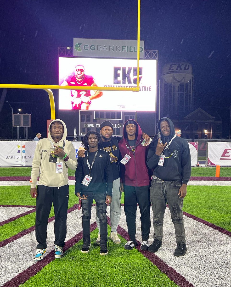 DossdragonsFB's tweet photo. Eku visit for the dragons @hollywoodshaww @Ter1us__ @JameazeHjr @JerryKpehe2 appreciate   @EKUSports @EKUFootball  for the visit!! 🐉 #dragonpride #dosshighschool https://t.co/3GuP2qrG5I