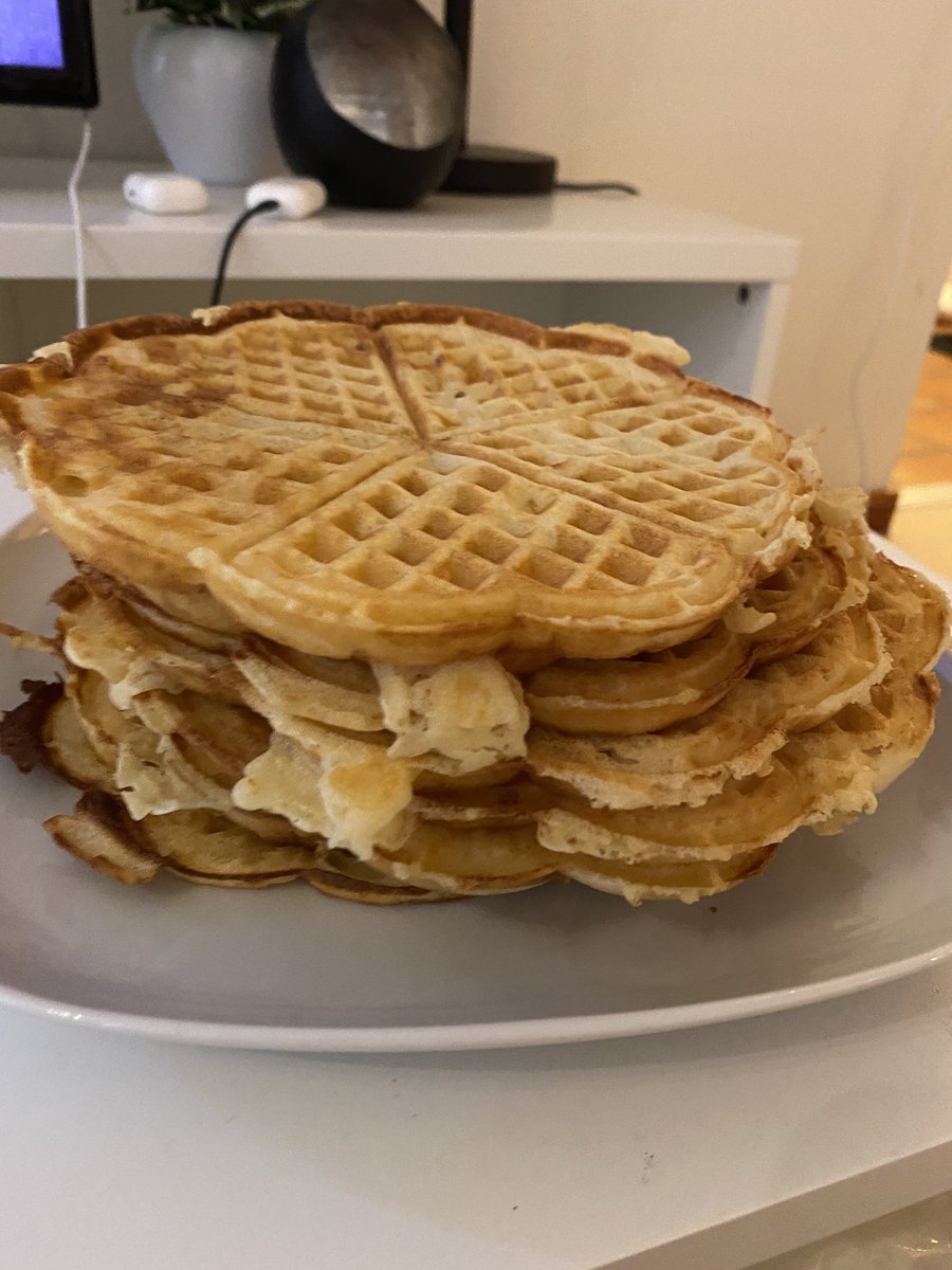 Natta031203's tweet photo. Hej allihopa, hoppas ni haft en bra dag idag🥰 jag började dagen med att göra våfflor med min pojkvän, de blev lite fler än vad vi trodde så nu har jag massa över🥲 sen pluggade jag lite med mina kompisar och nu chillar jag bara till jag ska sova😴🥰🤗 https://t.co/xGJw74SVcl