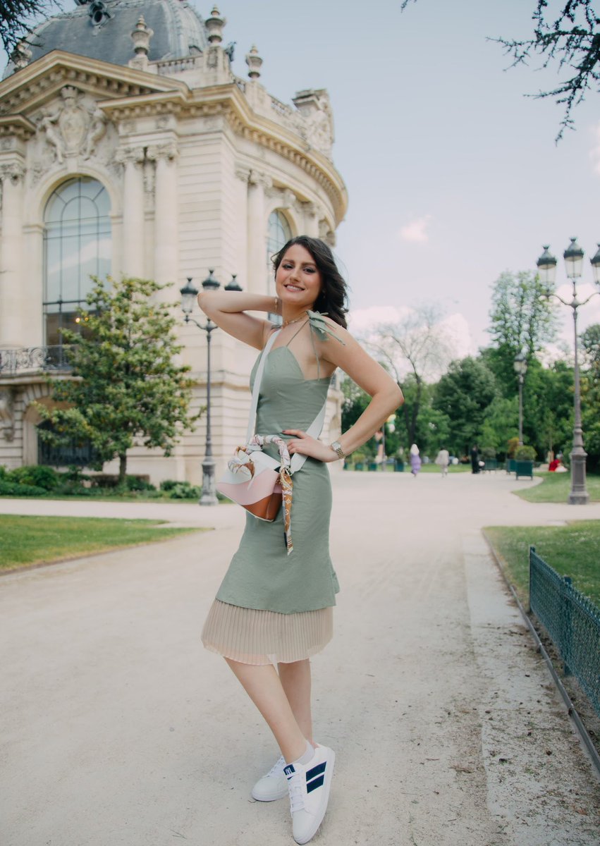 KIMMLEVIN's tweet photo. Aimes-tu? Wearing a dress (I made) in the heart of Paris #petitpalais 

👗@argentouskim https://t.co/Eiw3YjQiLv