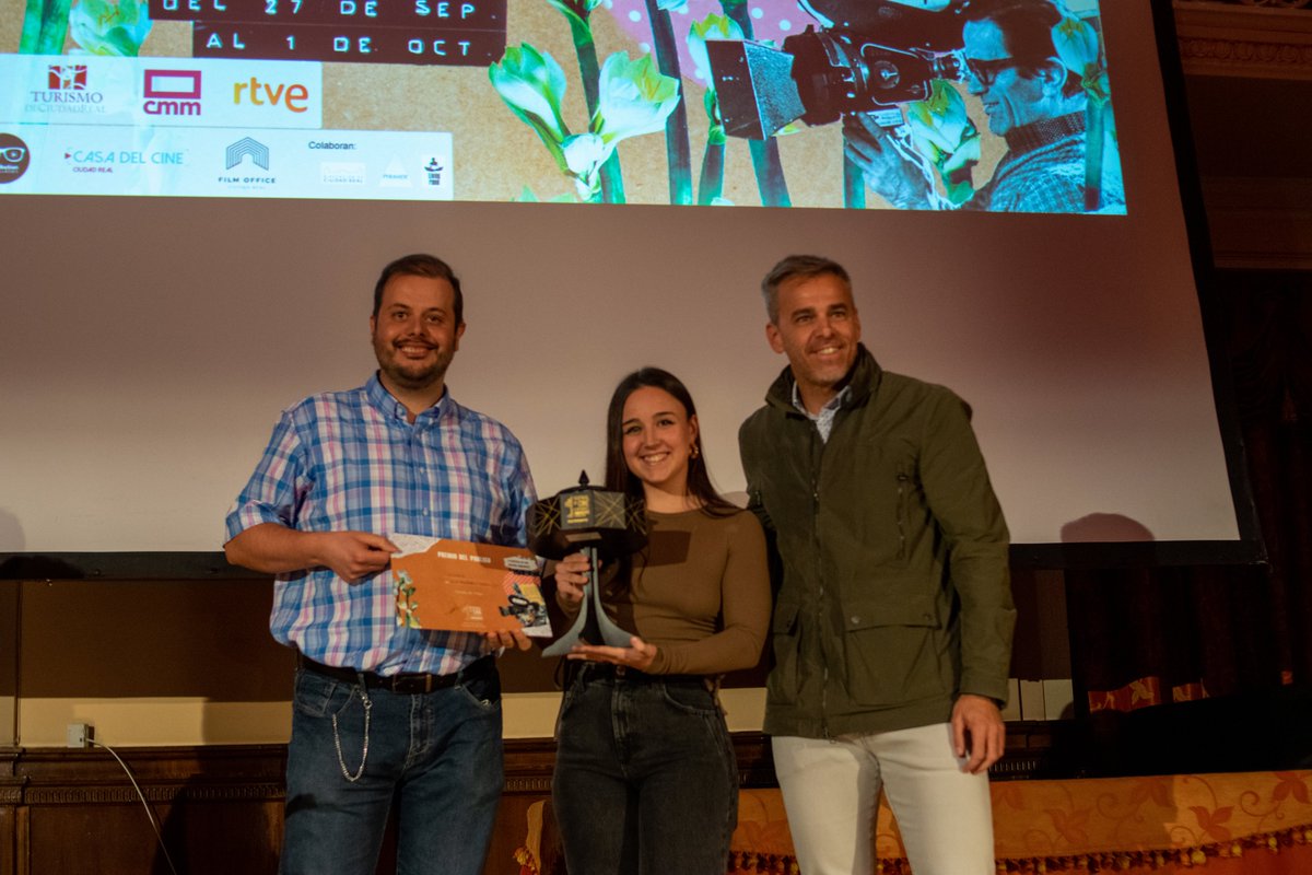 casadelcinecr's tweet photo. Muy orgullosos de los #AlumnosEMCACR, que han recibido el preciado Premio del Público en @fecicam_oficial con #CombrayFilm.
¡Enhorabuena! 💙
📸 @JosseMAV00
#FECICAM #FECICAM13 #FestivalDeCineEspañolEmergente 
#CasaDelCineCR #Cine #Audiovisuales #CiudadReal #CR https://t.co/vzmYqL1Gsw