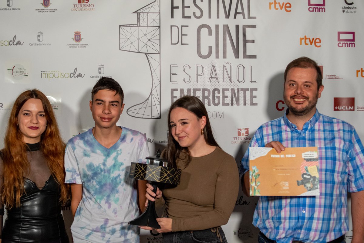 casadelcinecr's tweet photo. Muy orgullosos de los #AlumnosEMCACR, que han recibido el preciado Premio del Público en @fecicam_oficial con #CombrayFilm.
¡Enhorabuena! 💙
📸 @JosseMAV00
#FECICAM #FECICAM13 #FestivalDeCineEspañolEmergente 
#CasaDelCineCR #Cine #Audiovisuales #CiudadReal #CR https://t.co/vzmYqL1Gsw