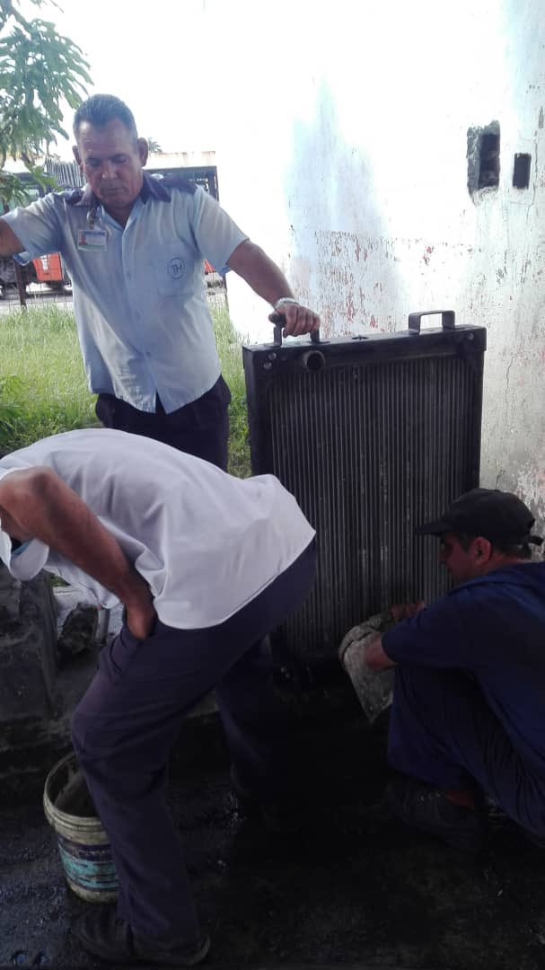 Se trabaja intensamente en las Terminales de Ómnibus de transporte público de la Capital para recuperar la mayor cantidad posible de ómnibus para brindar un servicio de calidad a nuestro pueblo <a href="/MitransCuba/">Ministerio del Transporte de Cuba</a> <a href="/E_RdgzDavila/">Eduardo Rodríguez Dávila</a> #CubaViveYTrabaja