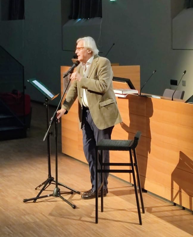 CircoloLettori's tweet photo. . @VittorioSgarbi a @ToSpiritualita con “La pelle nell’arte” all’Aula Magna della Cavallerizza Reale.
#ToSp22 #PELLE https://t.co/7a8oyzfh1l