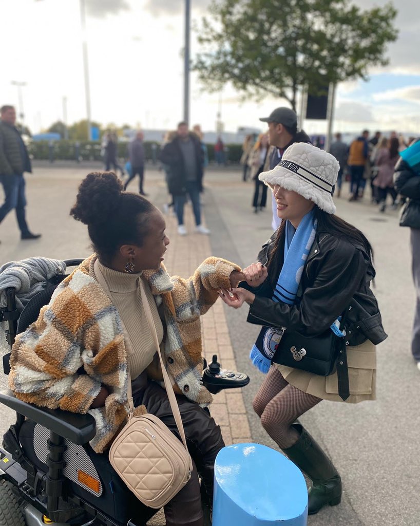 rachyelewis's tweet photo. Casually meeting @miyaohyeah on my way home today has to be the highlight of my life! 😭❤️😭 https://t.co/swwesYo3Ky