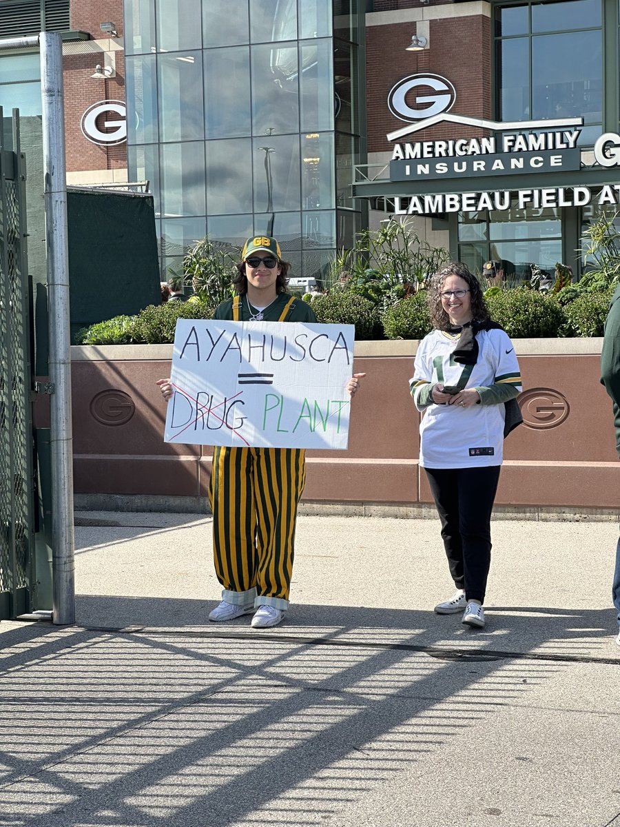Been getting quite the engagement at the players parking lot entrance. <a href="/barstoolsports/">Barstool Sports</a> @SherbyFranky <a href="/stoolpresidente/">Dave Portnoy</a> <a href="/PFTCommenter/">PFT Commenter</a> <a href="/BarstoolBigCat/">Big Cat</a>