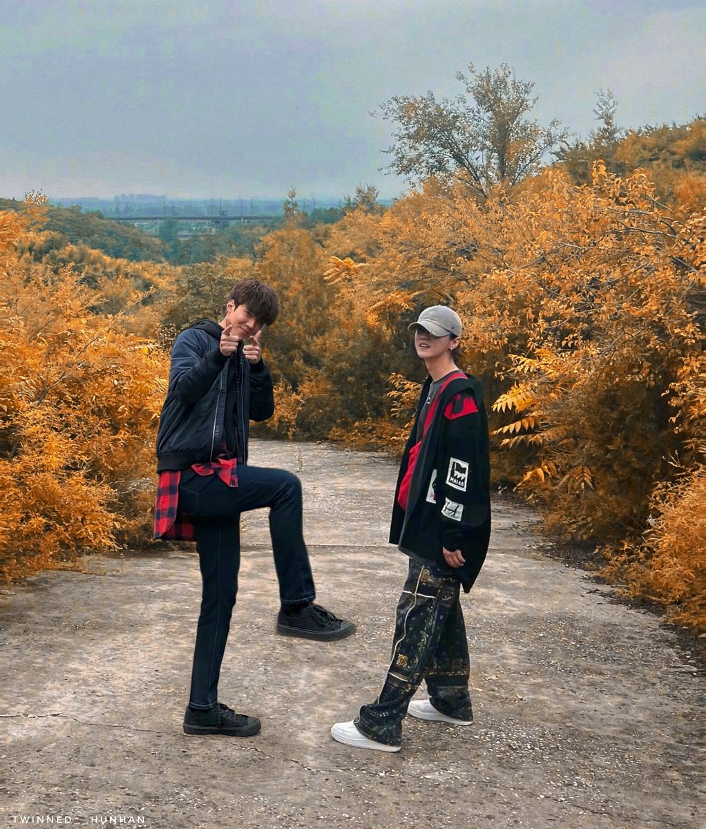 Twinned__HunHan's tweet photo. 🍁🍂

#HUNHAN https://t.co/DZBKNifNq2